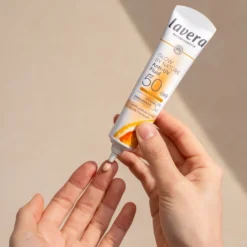 Lavera Glow By Nature Anti-UV Fluid SPF50 - Sävytetty kasvovoide 40 ml
