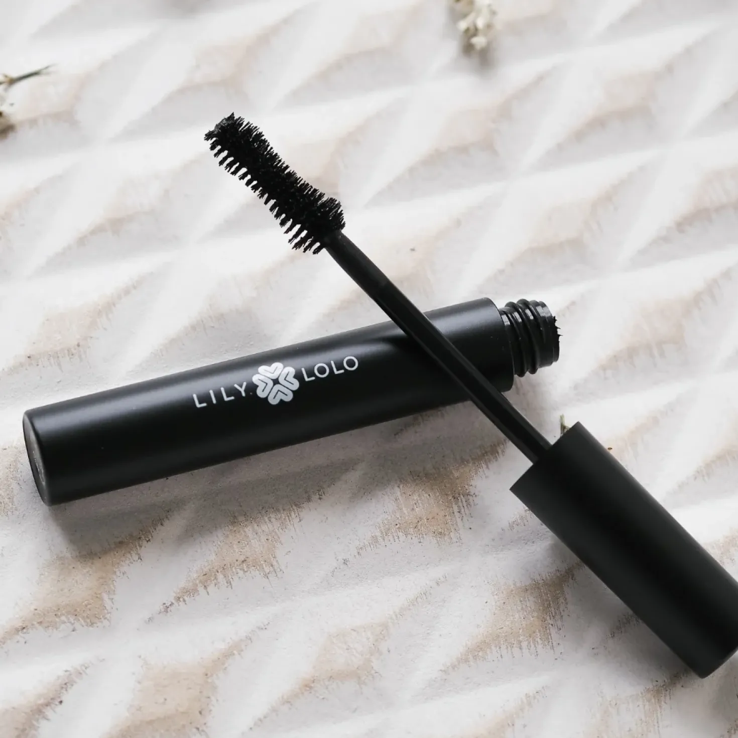 Lily Lolo Big Lash Ripsiväri - Musta 6,5 ml