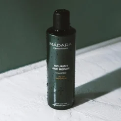 Madara Nourish and Repair Shampoo, kuiville ja vaurioituneille hiuksille 250 ml